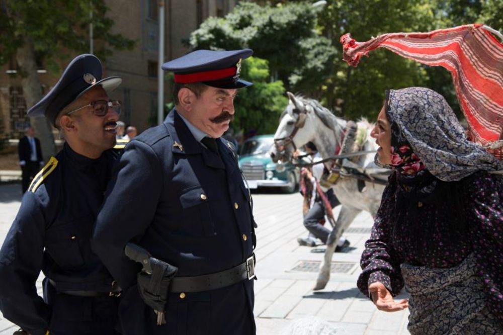 ستاره اسکندری، کاظم هژیرآزاد و عباس خدری در نمایی از سریال نمایش خانگی «دندون طلا»